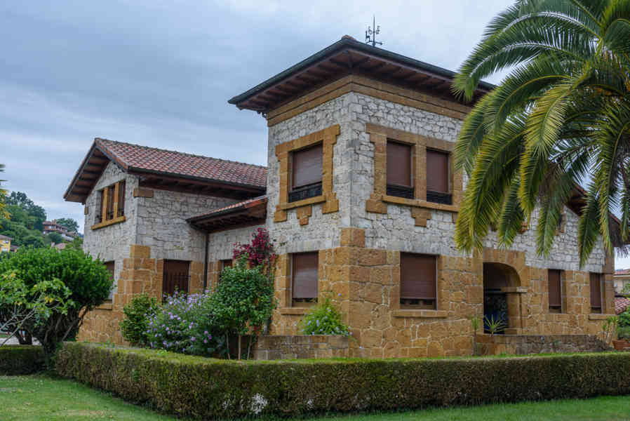 Principado de Asturias 019 - Cangas de Onís - casa de Indianos.jpg